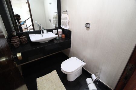 Casa para alugar com 600m², 5 quartos e 4 vagasBanheiro da varanda