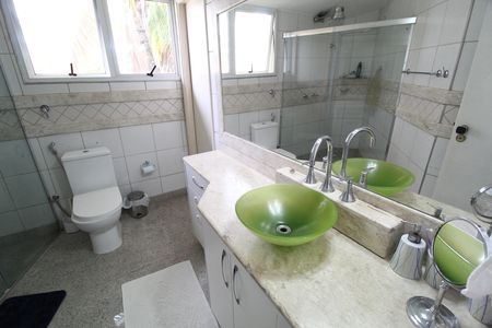 Casa para alugar com 600m², 5 quartos e 4 vagasBanheiro do Quarto 4