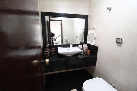 Casa para alugar com 600m², 5 quartos e 4 vagasBanheiro da varanda