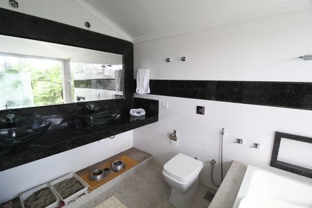Casa para alugar com 600m², 5 quartos e 4 vagasBanheiro Social