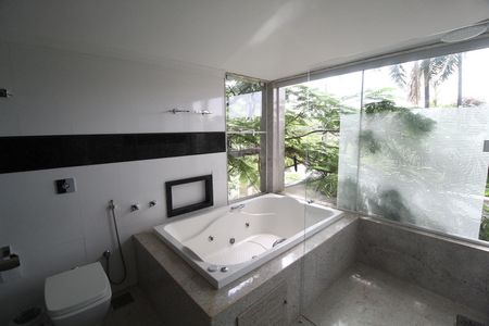 Casa para alugar com 600m², 5 quartos e 4 vagasBanheiro Social
