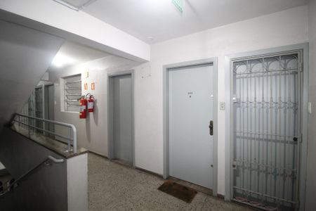 Corredor de apartamento à venda com 3 quartos, 90m² em Higienópolis, Porto Alegre