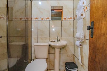Banheiro de casa à venda com 2 quartos, 50m² em Mário Quintana, Porto Alegre