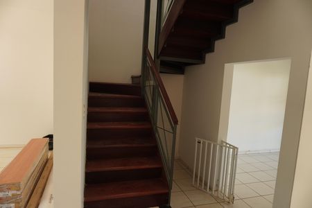 Casa de condomínio para alugar com 150m², 3 quartos e 3 vagasEscada
