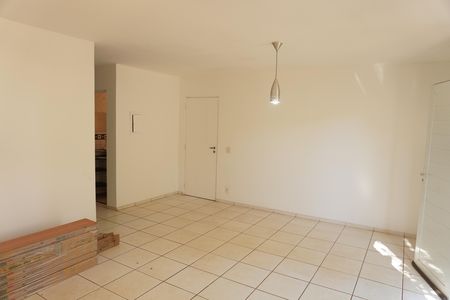 Sala de casa de condomínio para alugar com 3 quartos, 150m² em Jardim Bandeirantes, São Carlos