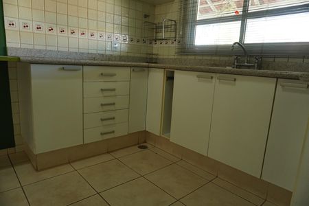 Casa de condomínio para alugar com 150m², 3 quartos e 3 vagasCozinha - Armários