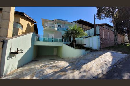 Casa de condomínio para alugar com 300m², 3 quartos e 4 vagas Casa de condomínio para alugar com 300m², 3 quartos e 4 vagasFachada