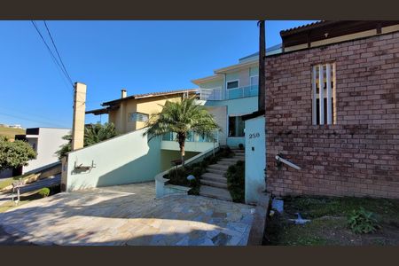 Casa de condomínio para alugar com 300m², 3 quartos e 4 vagas Casa de condomínio para alugar com 300m², 3 quartos e 4 vagasFachada
