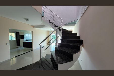 Casa de condomínio para alugar com 300m², 3 quartos e 4 vagas Casa de condomínio para alugar com 300m², 3 quartos e 4 vagasSala