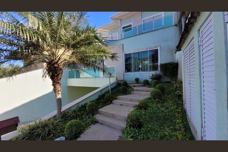 Casa de condomínio para alugar com 300m², 3 quartos e 4 vagas Casa de condomínio para alugar com 300m², 3 quartos e 4 vagasFachada