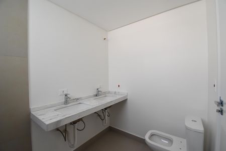 Banheiro da Suíte de casa de condomínio à venda com 3 quartos, 136m² em Guabirotuba, Curitiba