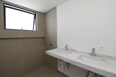 Banheiro da Suíte de casa de condomínio à venda com 3 quartos, 136m² em Guabirotuba, Curitiba
