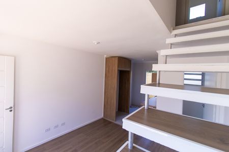 Casa de condomínio para alugar com 48m², 2 quartos e 1 vaga Casa de condomínio para alugar com 48m², 2 quartos e 1 vagaEscadas