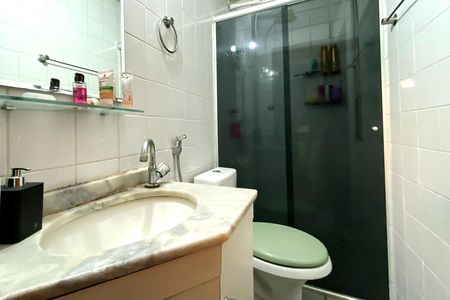 Banheiro de apartamento à venda com 2 quartos, 50m² em Sagrada Família, Belo Horizonte