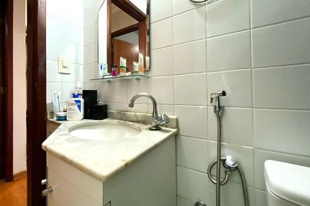 Banheiro de apartamento à venda com 2 quartos, 50m² em Sagrada Família, Belo Horizonte