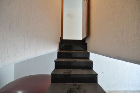 Escada de acesso à garagem de casa à venda com 3 quartos, 142m² em Vila Paulistana, São Paulo