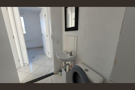 Banheiro de apartamento para alugar com 2 quartos, 46m² em Jardim das Oliveiras, Itaquaquecetuba