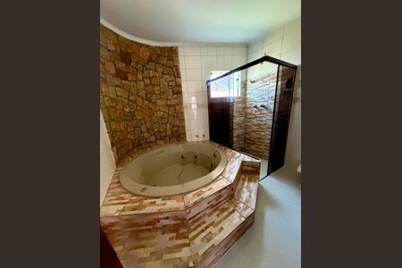 Banheiro de casa à venda com 4 quartos, 187m² em Pinheirinho, Santo André