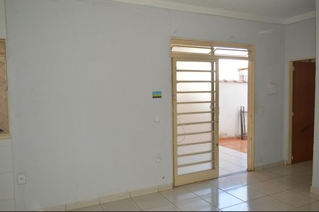 Casa para alugar com 240m², 4 quartos e 2 vagasSala