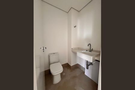 Banheiro de apartamento à venda com 3 quartos, 156m² em Cambuí, Campinas