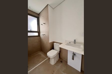 Banheiro de apartamento à venda com 3 quartos, 156m² em Cambuí, Campinas