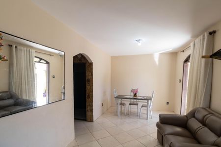 Casa à venda com 98m², 2 quartos e 3 vagas Casa à venda com 98m², 2 quartos e 3 vagasSala