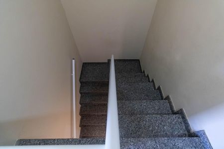 Casa à venda com 98m², 2 quartos e 3 vagas Casa à venda com 98m², 2 quartos e 3 vagasEscada