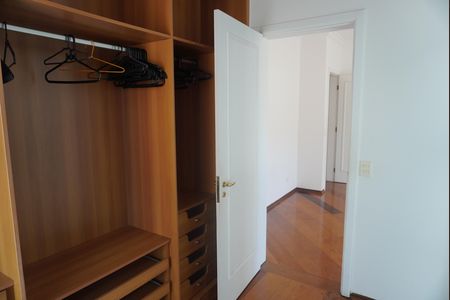 Casa de condomínio para alugar com 455m², 4 quartos e 6 vagasCloset da suíte 1