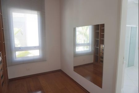 Casa de condomínio para alugar com 455m², 4 quartos e 6 vagas Casa de condomínio para alugar com 455m², 4 quartos e 6 vagasCloset da suíte 2