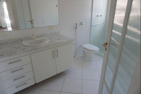 Casa de condomínio para alugar com 455m², 4 quartos e 6 vagas Casa de condomínio para alugar com 455m², 4 quartos e 6 vagasBanheiro da Suíte 4