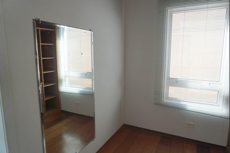 Casa de condomínio para alugar com 455m², 4 quartos e 6 vagas Casa de condomínio para alugar com 455m², 4 quartos e 6 vagasCloset da suíte 1