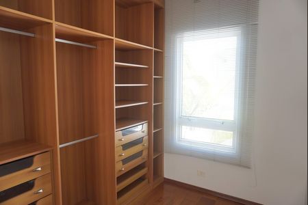 Casa de condomínio para alugar com 455m², 4 quartos e 6 vagas Casa de condomínio para alugar com 455m², 4 quartos e 6 vagasCloset da suíte 2