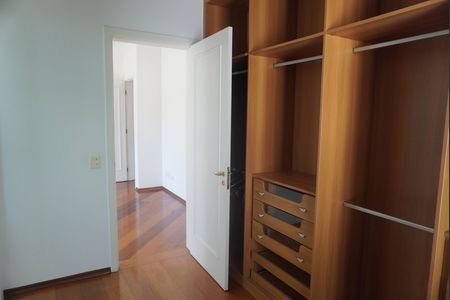 Casa de condomínio para alugar com 455m², 4 quartos e 6 vagas Casa de condomínio para alugar com 455m², 4 quartos e 6 vagasCloset da suíte 2