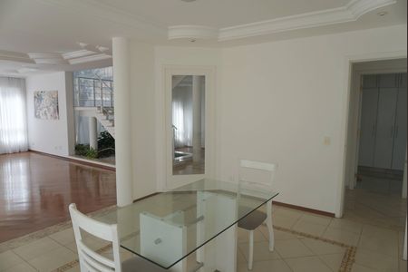 Casa de condomínio para alugar com 455m², 4 quartos e 6 vagas Casa de condomínio para alugar com 455m², 4 quartos e 6 vagasSala de Jantar