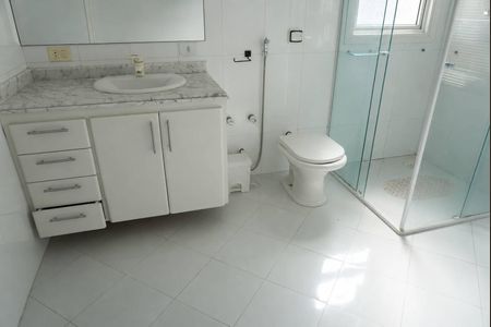Casa de condomínio para alugar com 455m², 4 quartos e 6 vagas Casa de condomínio para alugar com 455m², 4 quartos e 6 vagasBanheiro da Suíte 1