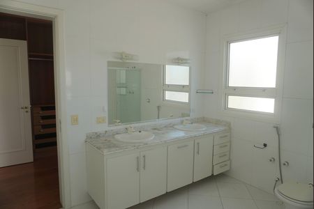 Casa de condomínio para alugar com 455m², 4 quartos e 6 vagas Casa de condomínio para alugar com 455m², 4 quartos e 6 vagasBanheiro da Suíte 2