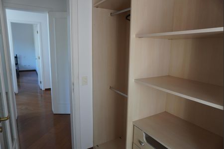 Casa de condomínio para alugar com 455m², 4 quartos e 6 vagasCloset da suíte 4