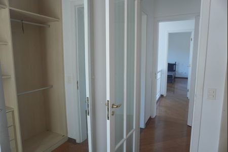 Casa de condomínio para alugar com 455m², 4 quartos e 6 vagas Casa de condomínio para alugar com 455m², 4 quartos e 6 vagasCloset da suíte 4