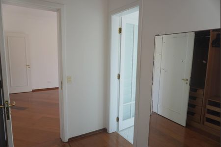 Casa de condomínio para alugar com 455m², 4 quartos e 6 vagas Casa de condomínio para alugar com 455m², 4 quartos e 6 vagasCloset da suíte 1