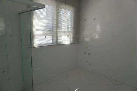 Casa de condomínio para alugar com 455m², 4 quartos e 6 vagas Casa de condomínio para alugar com 455m², 4 quartos e 6 vagasBanheiro da Suíte 2