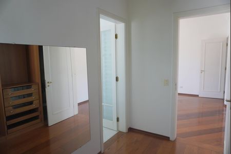 Closet da suíte 2 de casa de condomínio para alugar com 4 quartos, 455m² em Residencial Morada dos Lagos, Barueri