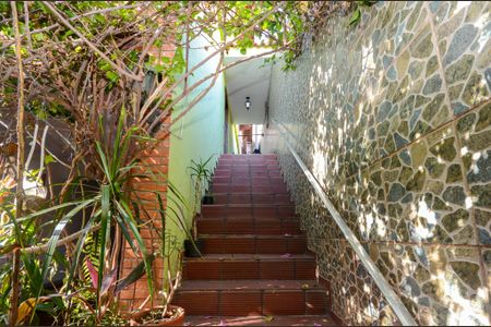 Casa à venda com 170m², 4 quartos e 4 vagas Casa à venda com 170m², 4 quartos e 4 vagasEscada