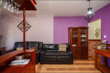 Casa à venda com 170m², 4 quartos e 4 vagas Casa à venda com 170m², 4 quartos e 4 vagasSala