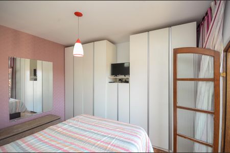 Suíte de casa à venda com 4 quartos, 170m² em Vila Yara, São Paulo