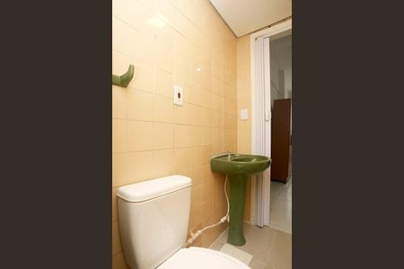 Banheiro de kitnet/studio para alugar com 1 quarto, 29m² em Azenha, Porto Alegre