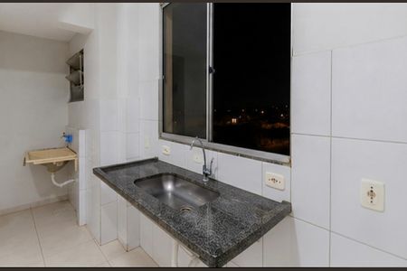Cozinha de apartamento para alugar com 2 quartos, 43m² em Jardim Holanda, Uberlândia