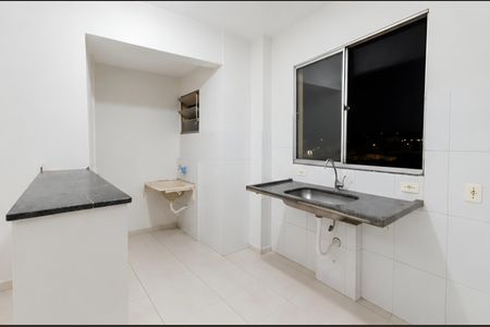 Cozinha de apartamento para alugar com 2 quartos, 43m² em Jardim Holanda, Uberlândia