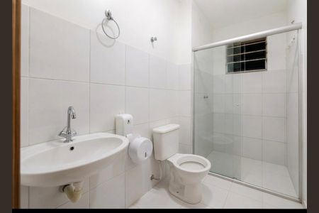 Banheiro de apartamento para alugar com 2 quartos, 43m² em Jardim Holanda, Uberlândia