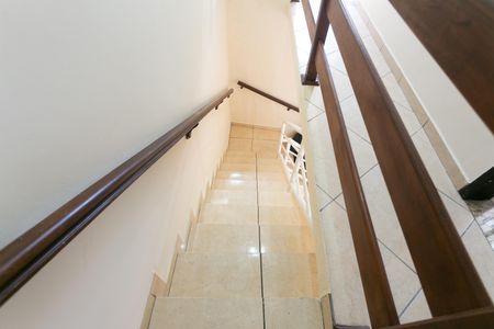 Casa de condomínio para alugar com 320m², 3 quartos e 1 vaga Casa de condomínio para alugar com 320m², 3 quartos e 1 vagaEscada