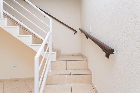 Casa de condomínio para alugar com 320m², 3 quartos e 1 vaga Casa de condomínio para alugar com 320m², 3 quartos e 1 vagaEscada